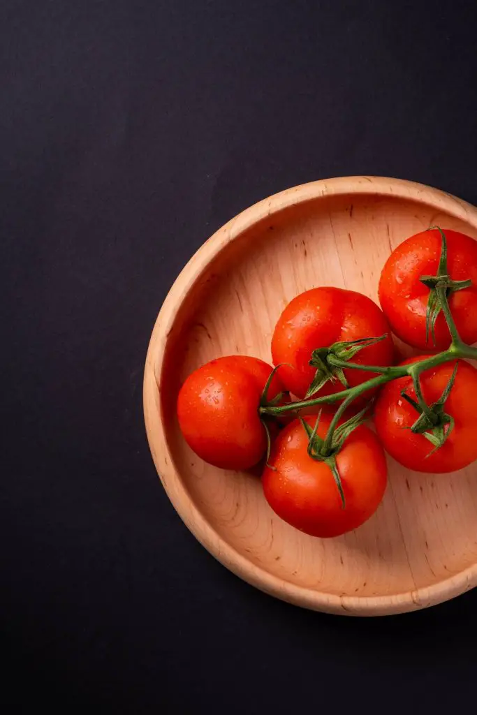 how to grow tomatoes indoors with lights 